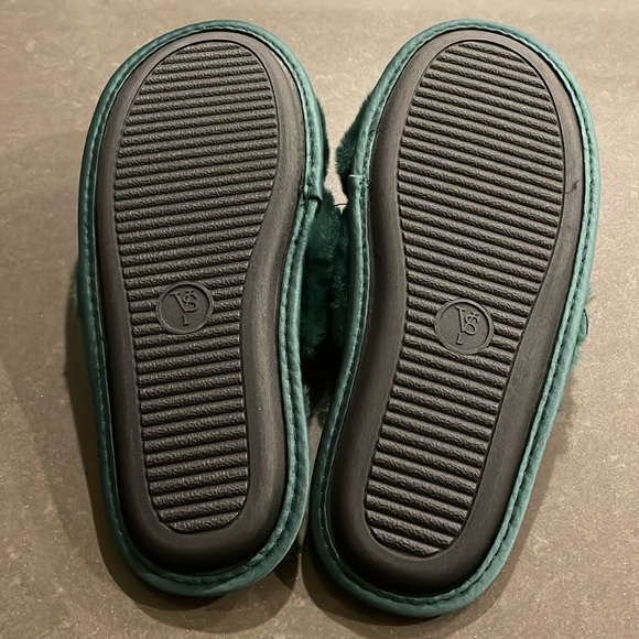 Victoria’s Secret Criss Cross Faux Fur Green and Faux Pearl Slippers NWT - Picture 8 of 11